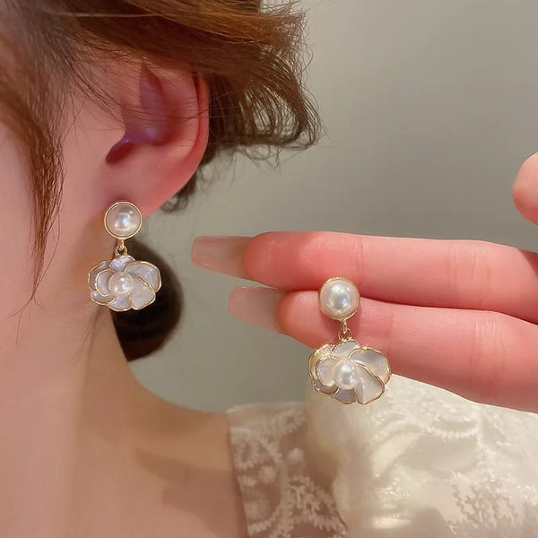 Pearl Flower Drip Oil Earrings