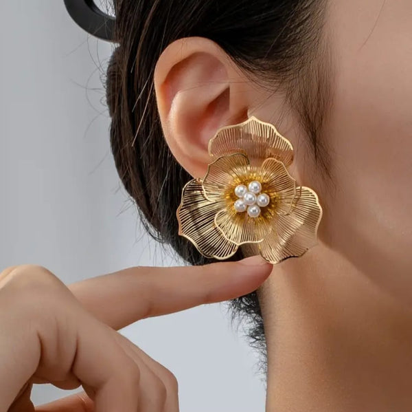 Hollow Flower Pearl Vintage Golden Earrings