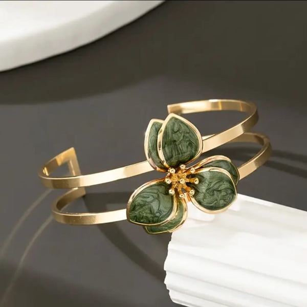 Elegant Golden Green Tone Up Bracelet